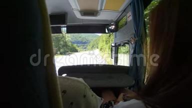 从巴士上可以看到旅游巴士。 人们游览乡村道路，美丽的自然，背景
